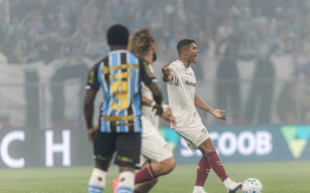 Thiago Silva com a camisa do Fluminense em campo, momento de jogo