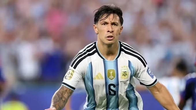 Jogadores da seleção argentina comemorando a virada contra o Egito em campo