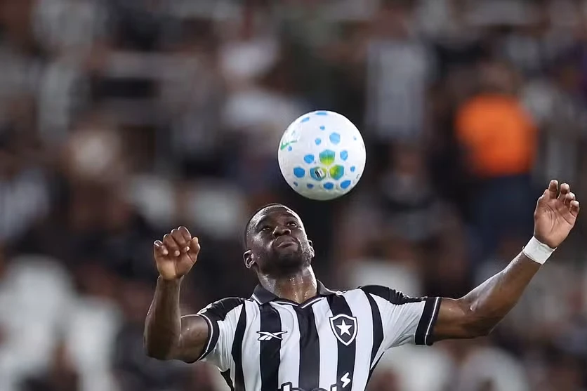 Bastos disputando bola pelo Botafogo contra a Chapecoense na Copa do Brasil