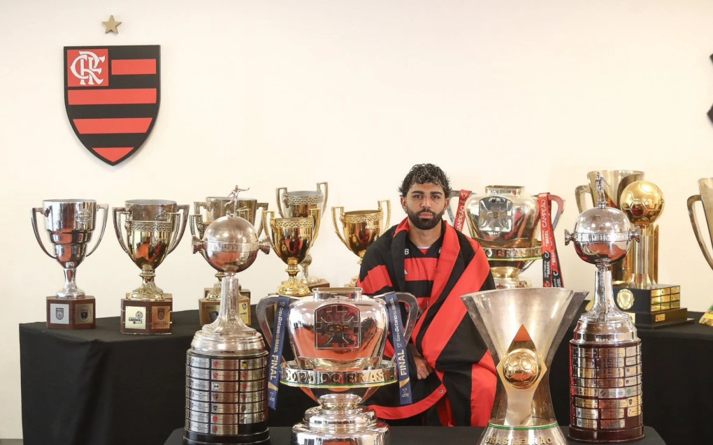 Gabriel Barbosa (Gabigol) comemorando com troféus vestindo a camisa do Flamengo