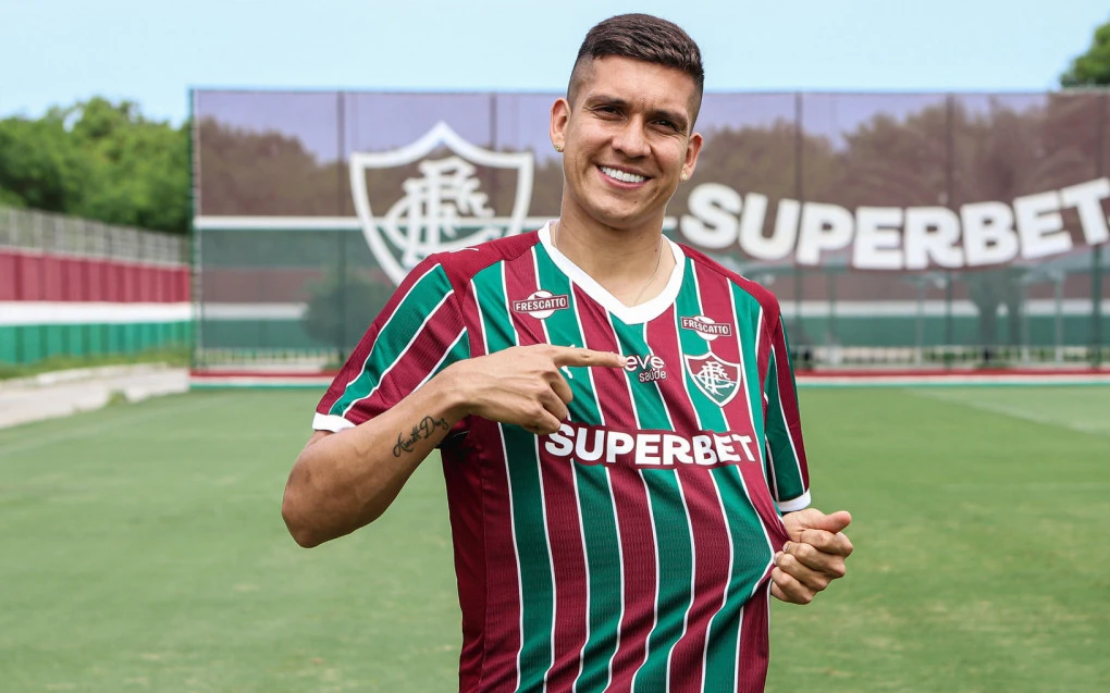 Julián Millán em apresentação pelo Fluminense, zagueiro com a bola nos pés