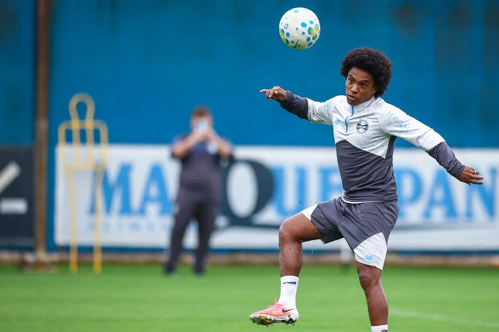 Willian em treinamento com a camisa do Grêmio, controlando a bola