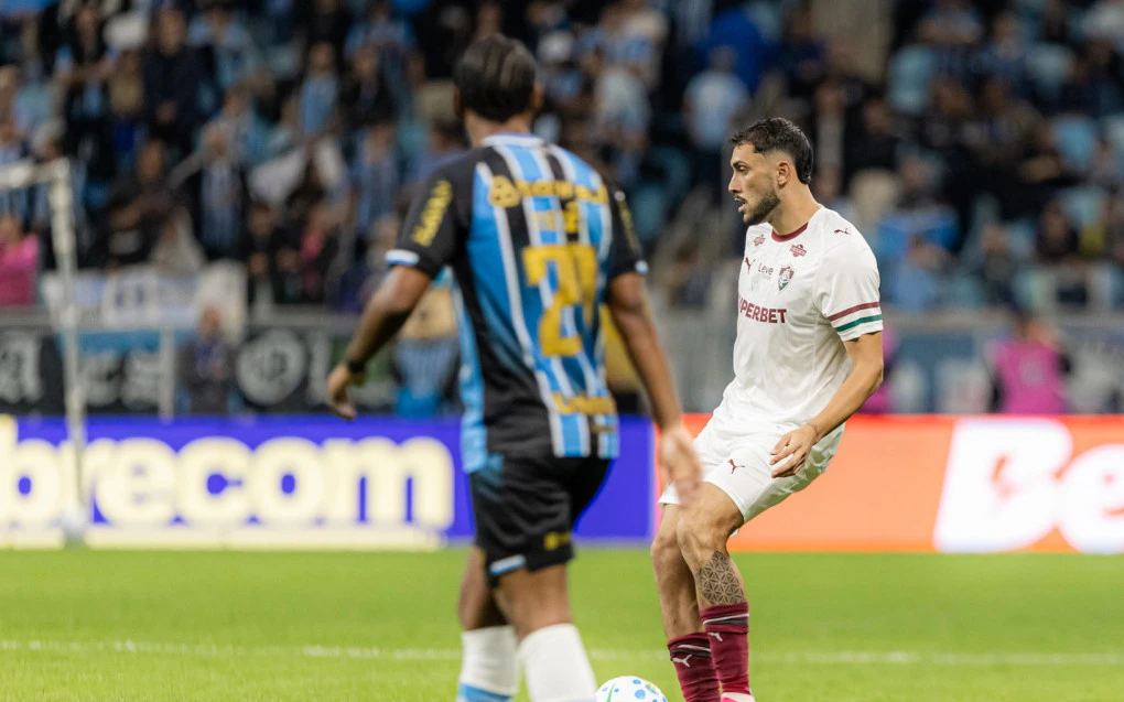Freytes em campo sob críticas da torcida do Fluminense após empate com o Grêmio