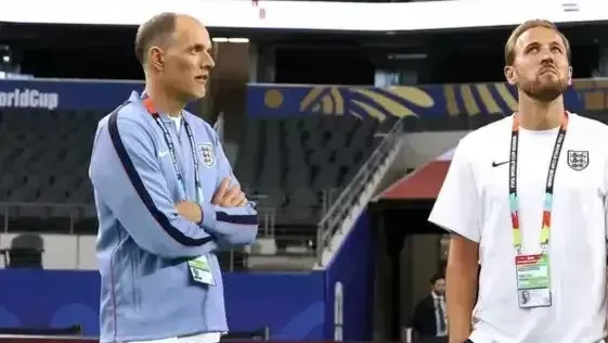 Thomas Tuchel gesticulando em coletiva da seleção da Inglaterra