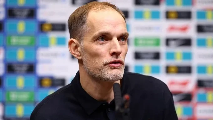 Thomas Tuchel gesticulando em entrevista coletiva após partida da Inglaterra