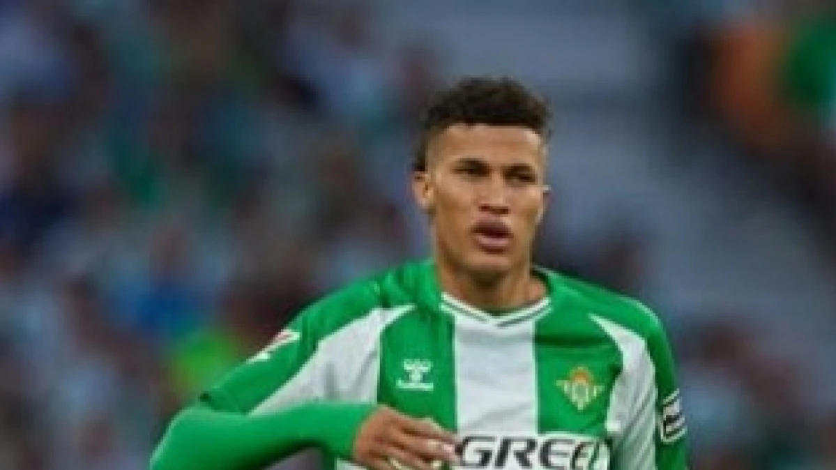 Nelson Deossa em ação com a camisa do Betis durante partida