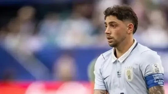 Federico Valverde em foto em preto e branco usando a camisa da seleção do Uruguai