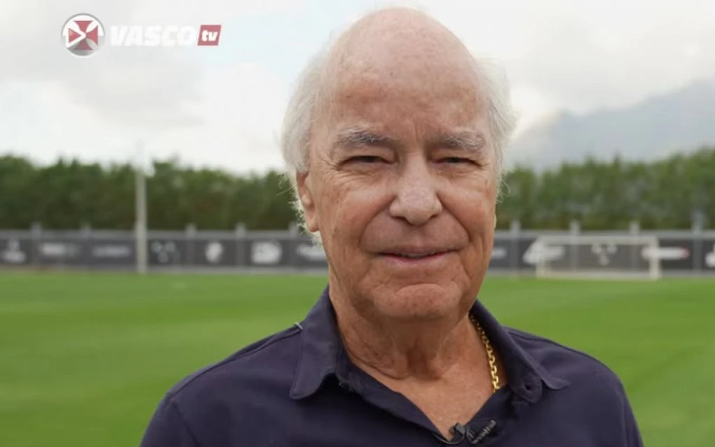 Antônio Lopes em evento oficial com a camisa do Vasco