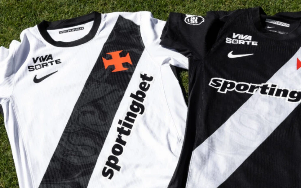 Jogador do Vasco exibindo a nova camisa com o patrocinador máster