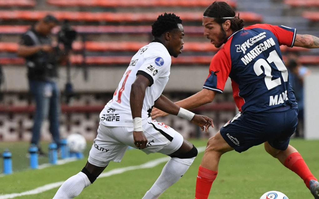 Jogadores do Vasco e Independiente Medellín disputando lance no Estadio Atanasio Girardot