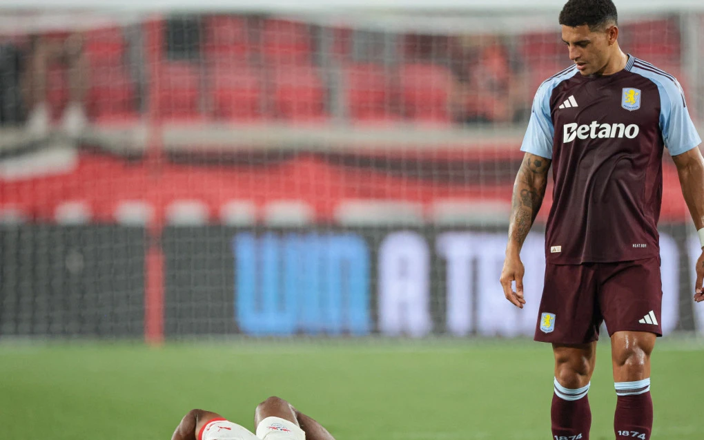 Diego Carlos com a camisa do Aston Villa durante partida, em pé e atento