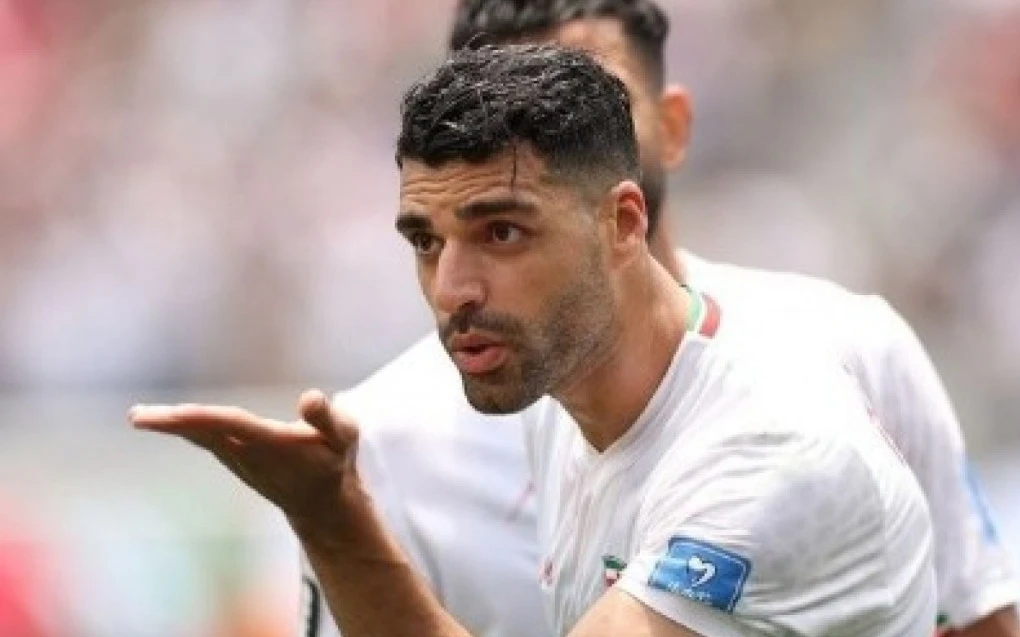 Mehdi Taremi vestindo a camisa da seleção iraniana em campo