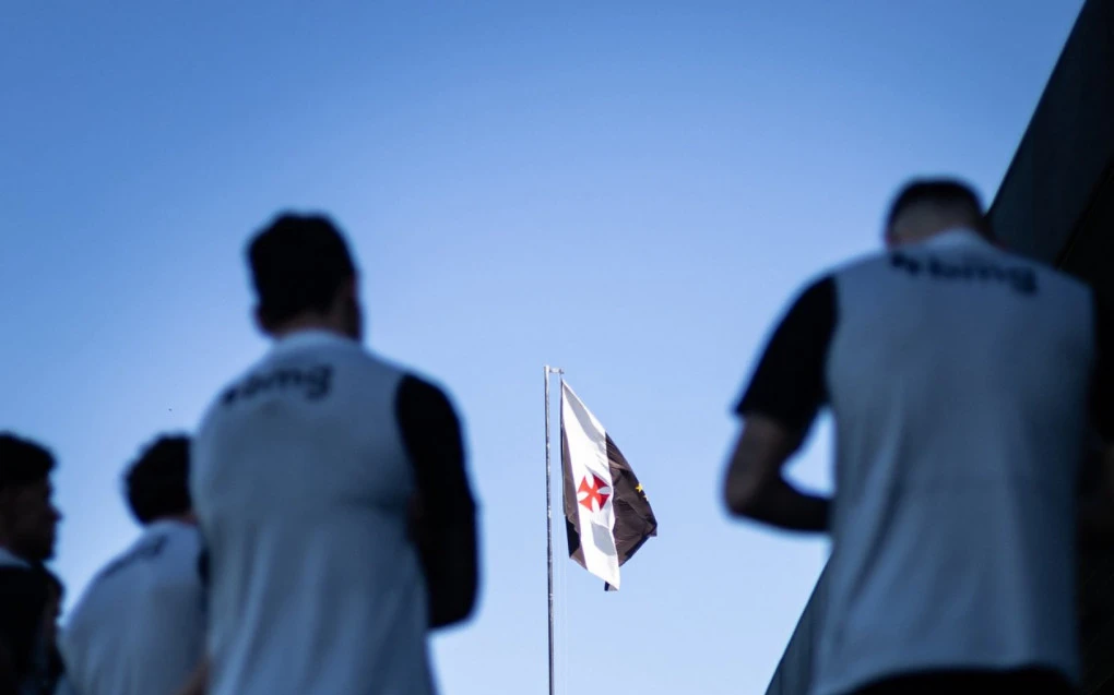 Jogadores do Vasco em treinamento coletivo no gramado durante reapresentação