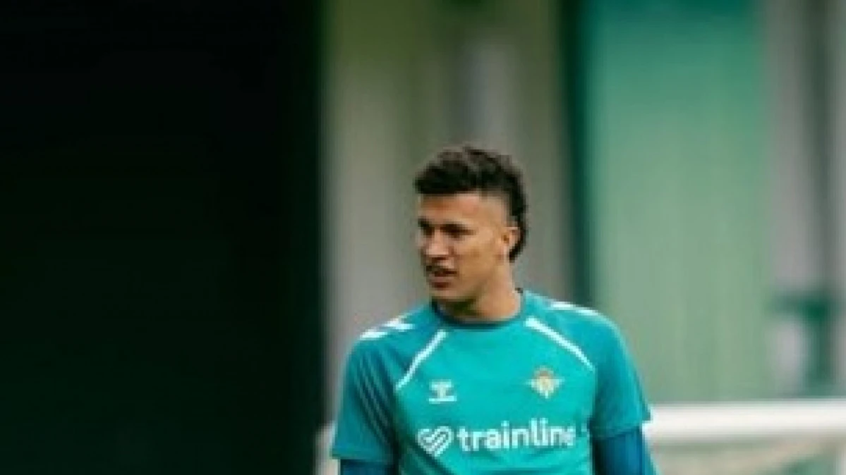 Nelson Deossa treinando com a camisa do Real Betis em campo
