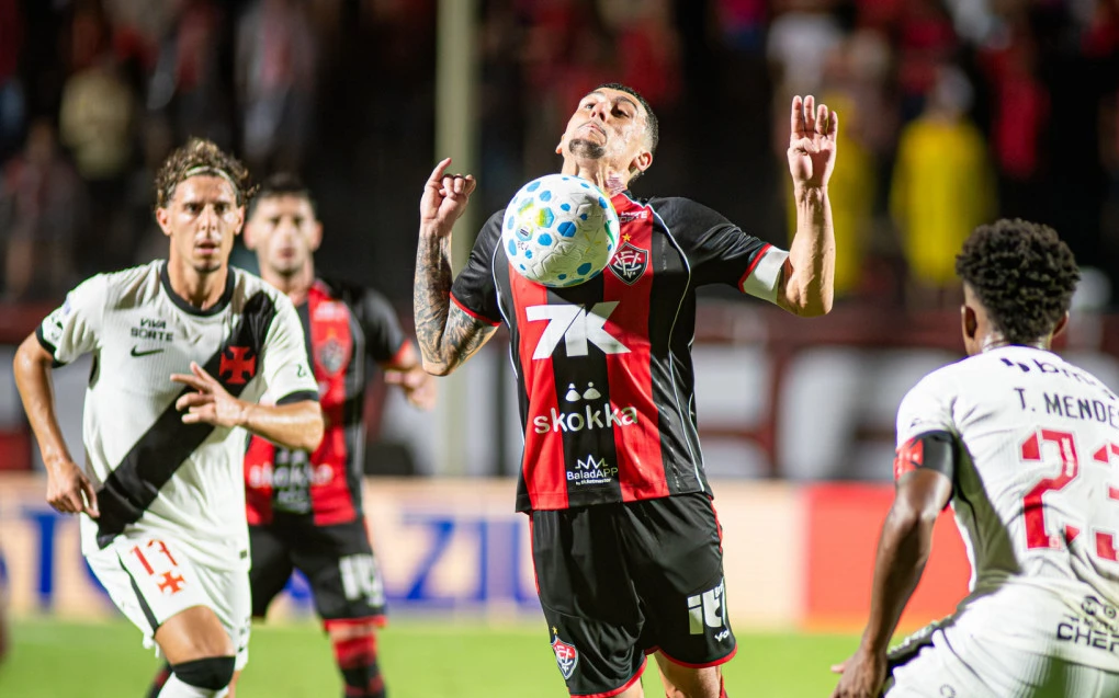 Jogadores do Vasco cabisbaixos no Barradão após derrota por 1 a 0