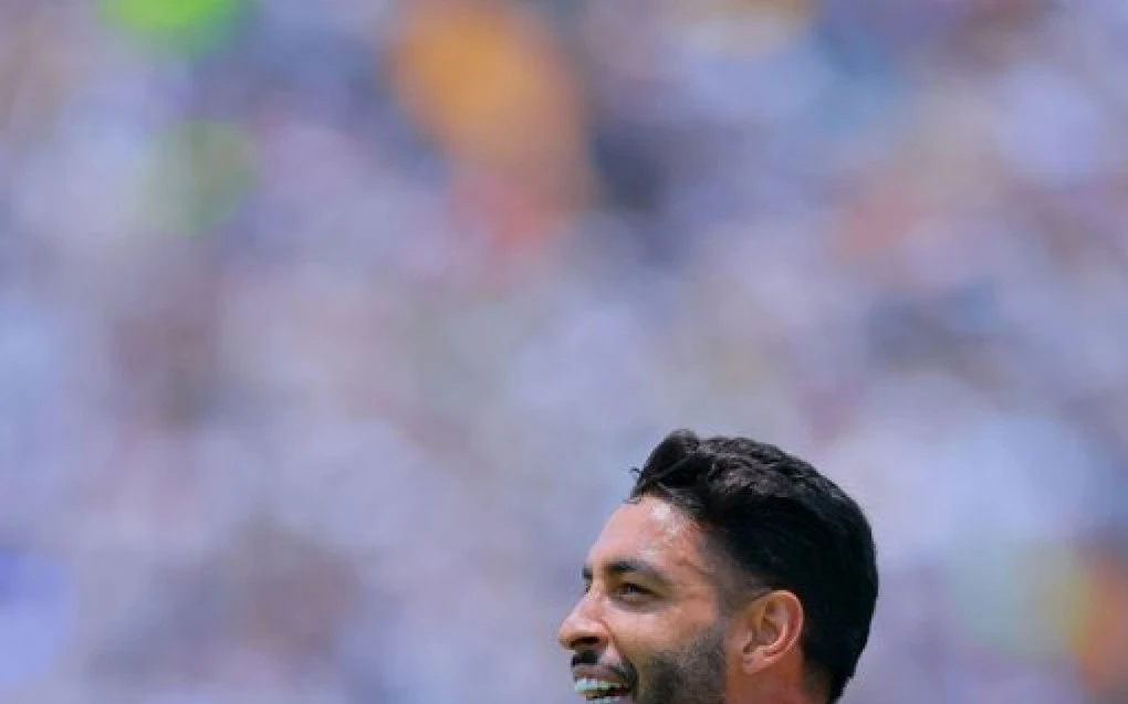 Zagueiro em ação com a camisa do Pumas em jogo no México
