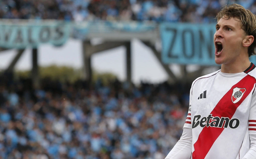 Facundo Colidio comemorando em partida com uniforme do River Plate