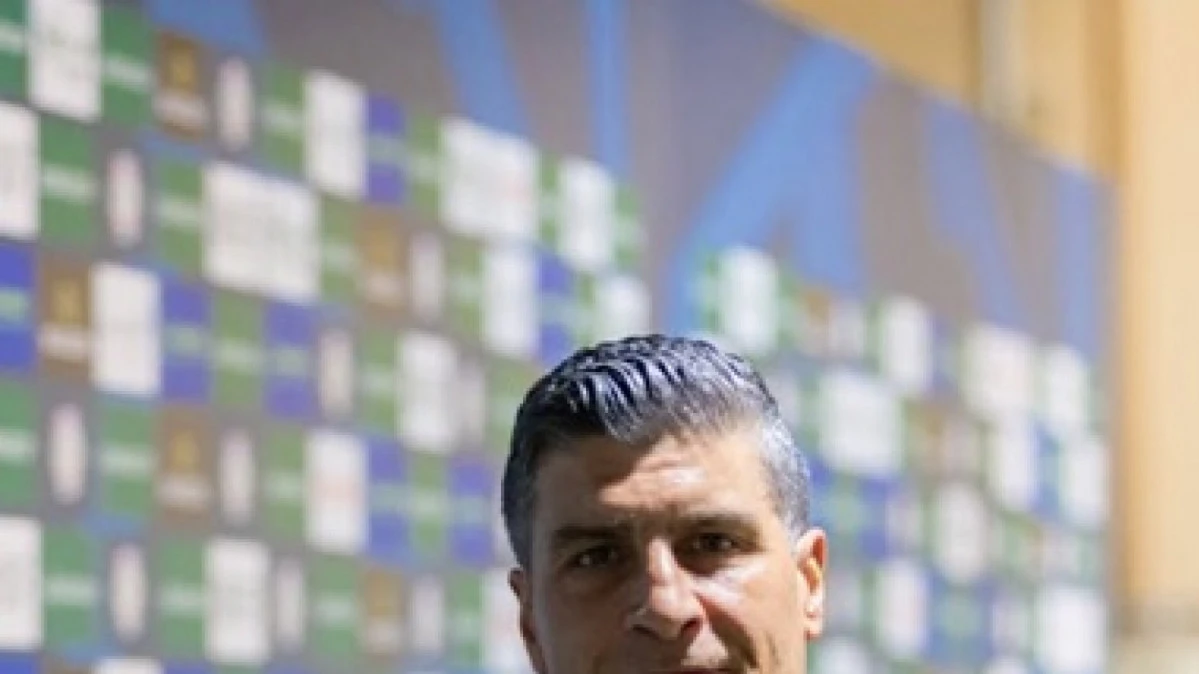 Pedro Emanuel desembarcando no Rio e cumprimentando torcedores