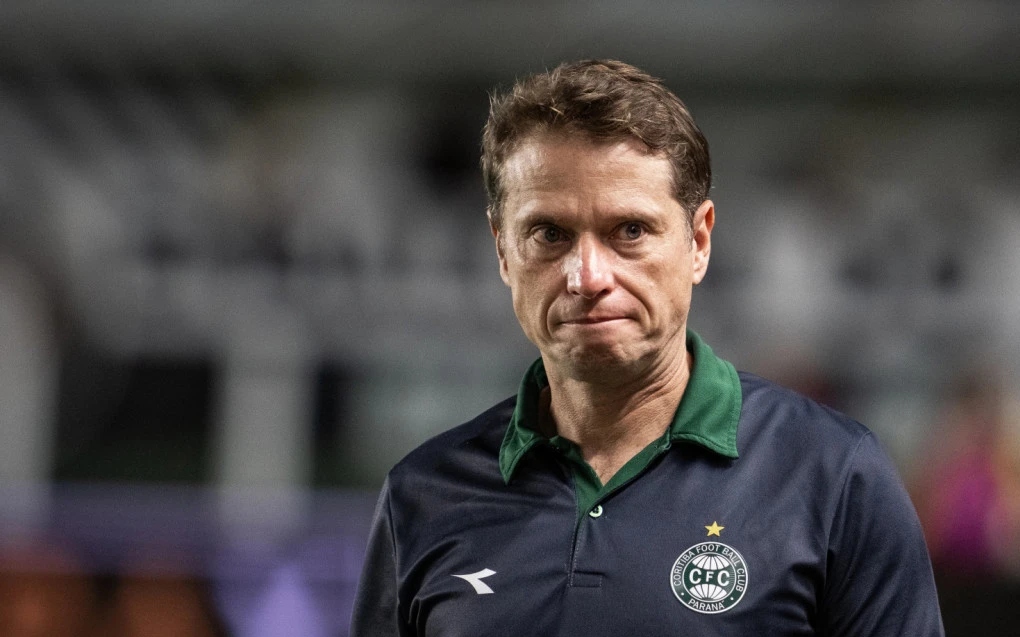 Fernando Seabra na beira do campo durante partida pelo Coritiba