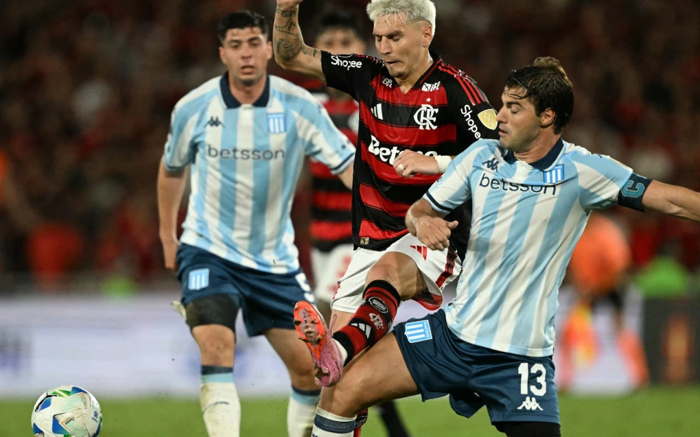 Santiago Sosa disputando bola pelo Racing contra o Flamengo no Maracanã