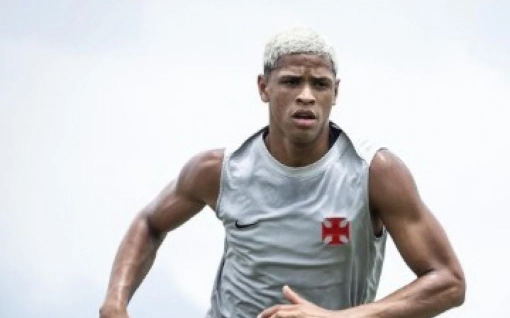 Cauan Barros em treino com uniforme do Vasco, olhando para frente durante atividade