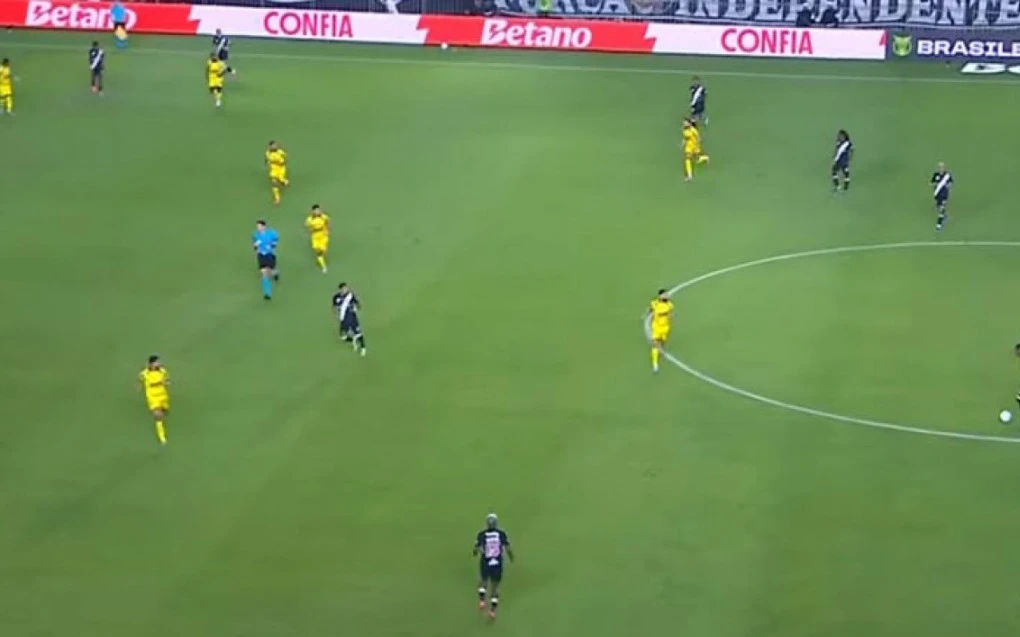 Jogadores disputam bola em lance entre Vasco e Mirassol