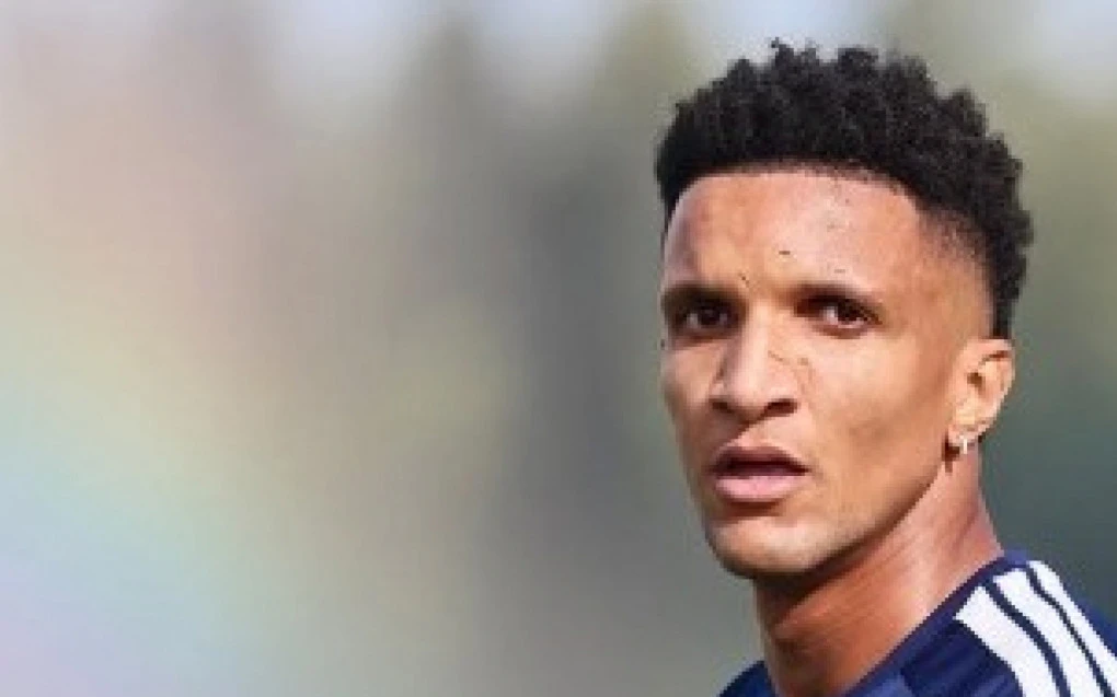Rodrigo Becão com a camisa do Fenerbahçe durante jogo