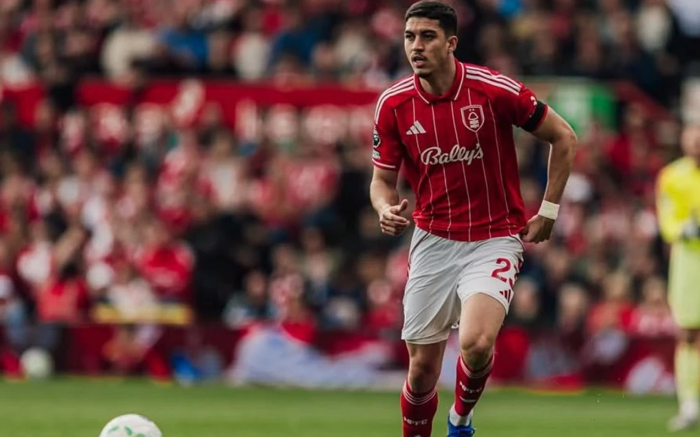Jair Cunha disputando bola pelo Nottingham Forest