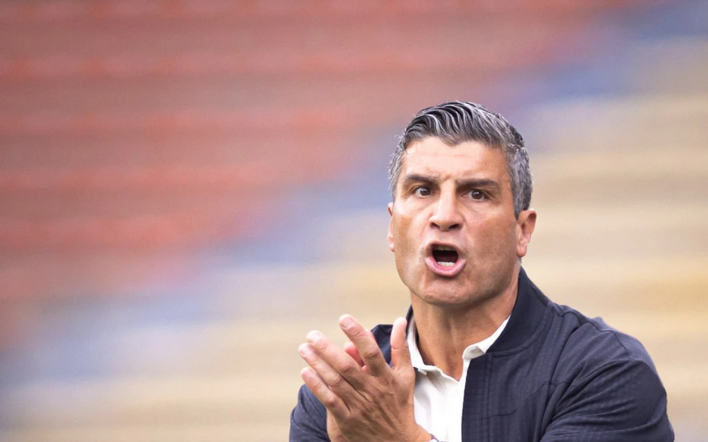 Pedro Emanuel no banco de reservas em jogo do Vasco, expressão concentrada