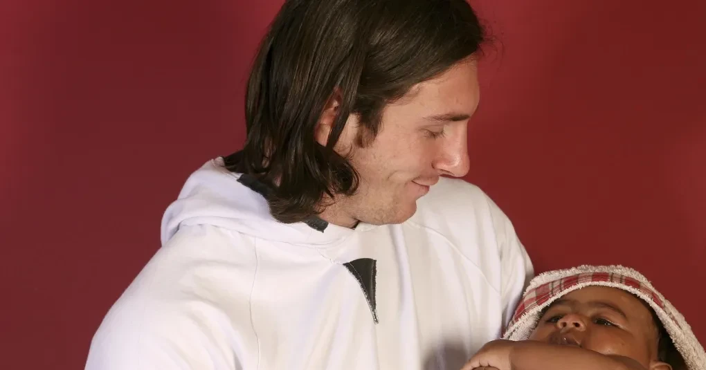 Lionel Messi segurando o bebê Lamine Yamal durante ensaio beneficente de 2007