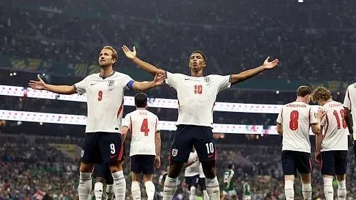 Jogador de seleção disputando bola em jogo de Copa do Mundo