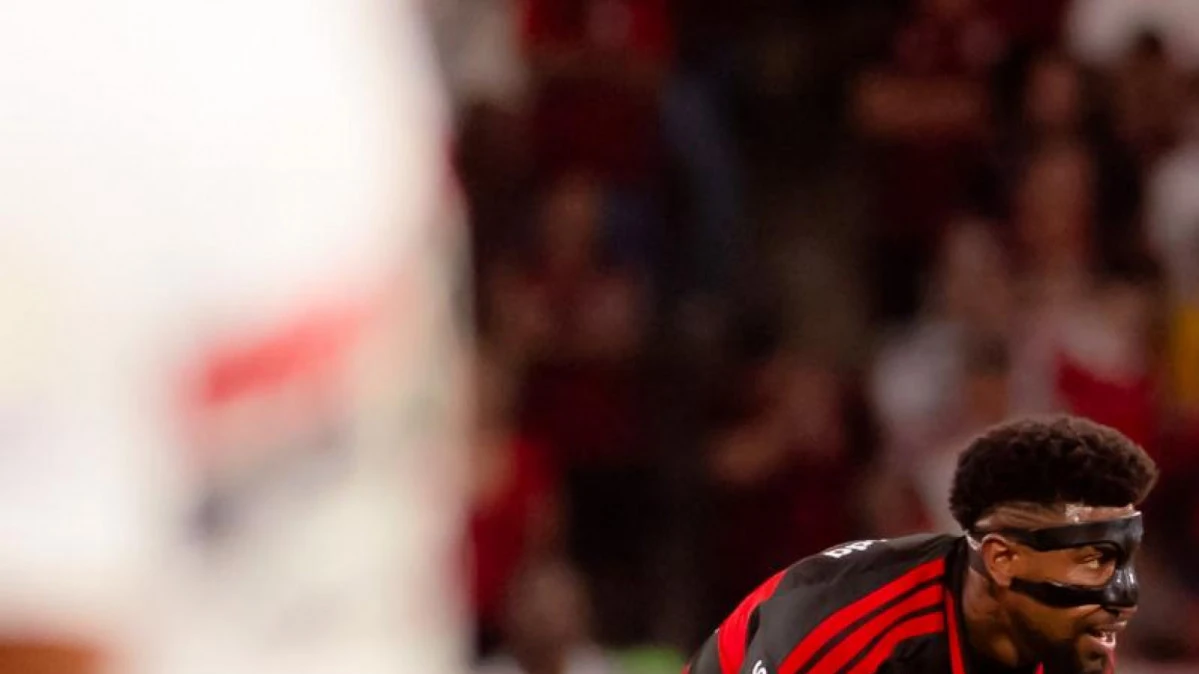 Emerson Royal em ação vestindo o uniforme do Flamengo durante partida contra o São Paulo