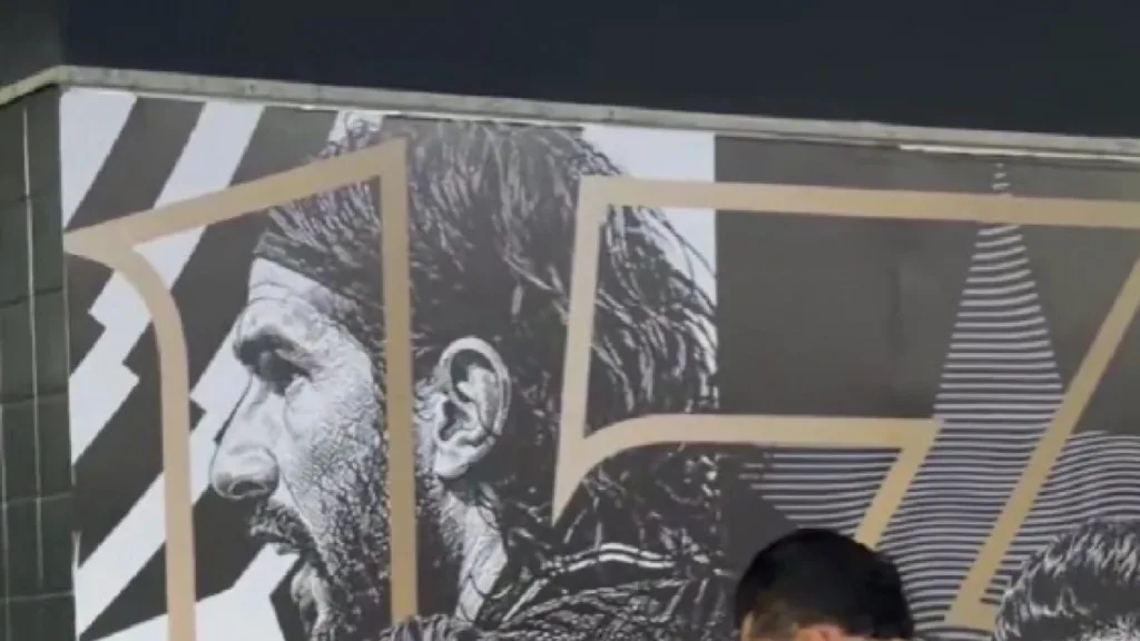 Alex Telles reage a homenagem com mural no Nilton Santos pelo Botafogo