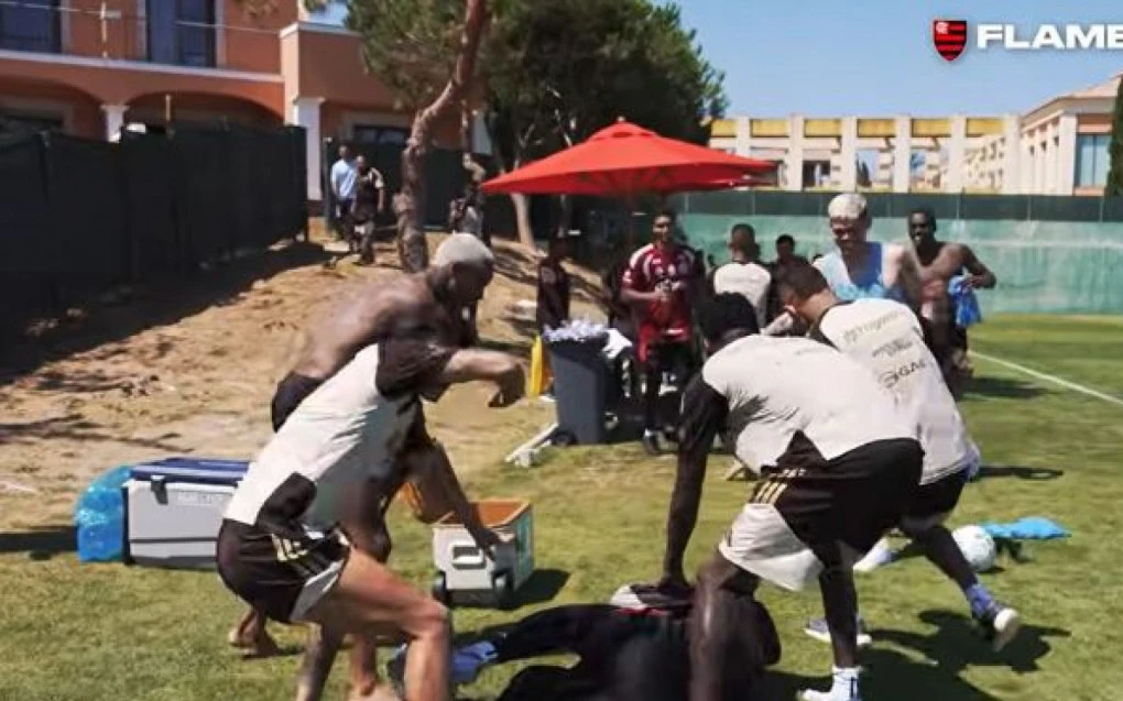 Elenco do Flamengo fazendo trote com Andrew durante treino na intertemporada