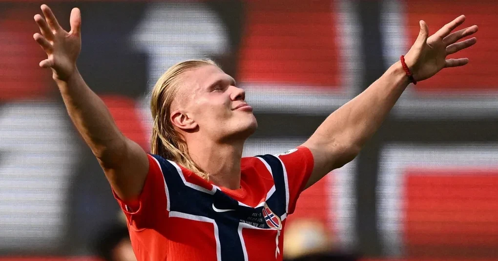 Participantes com perucas loiras e camisas da Noruega desfilam em concurso de sósias de Haaland em Miami