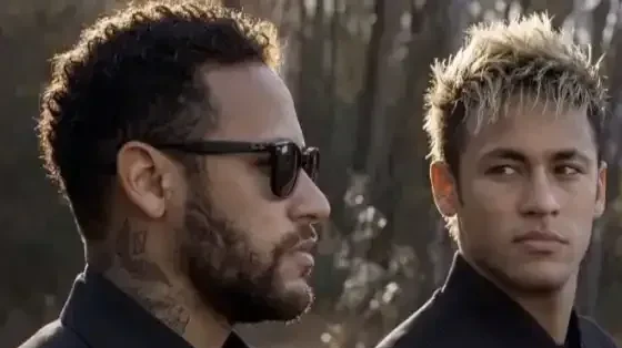 Montagem de IA com versões de Neymar criança e do futuro segurando a taça marcada '2030'