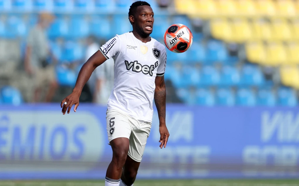 Patrick de Paula com a camisa do Botafogo no gramado