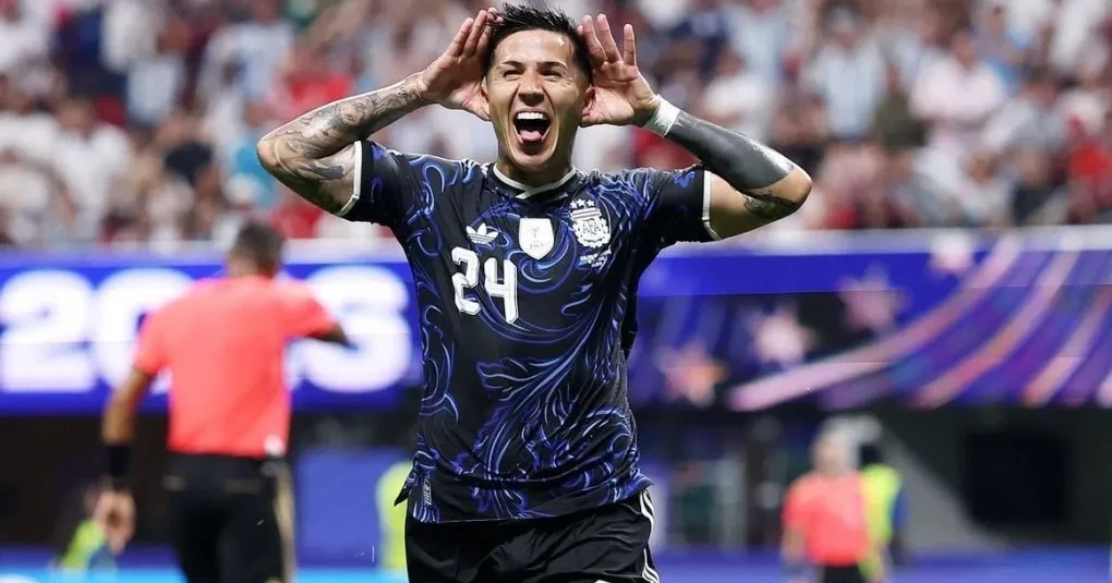Torcida argentina comemorando no Mercedes‑Benz Stadium após o segundo gol