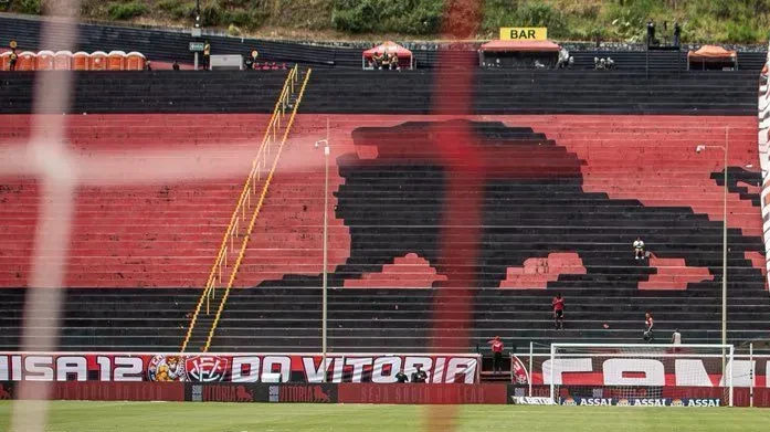Torcida do Vitória no Barradão com bandeiras e camisas rubro-negras durante partida