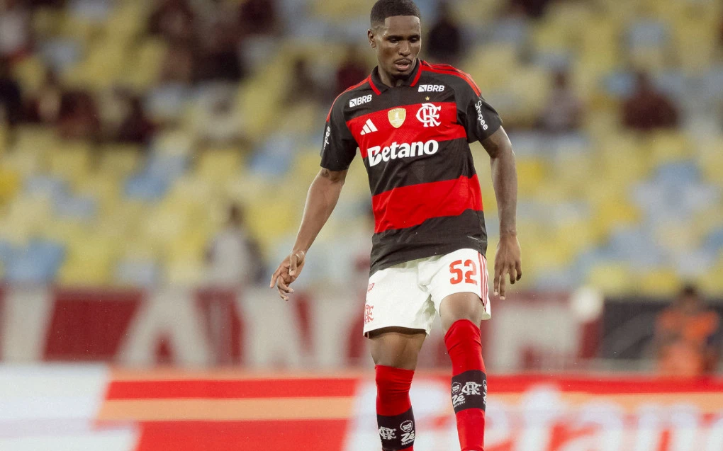 Evertton Araújo disputando bola vestindo o uniforme do Flamengo