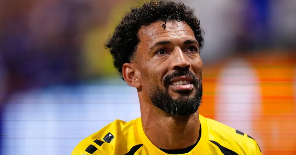 Vozinha em ação defendendo uma bola durante partida pela seleção de Cabo Verde