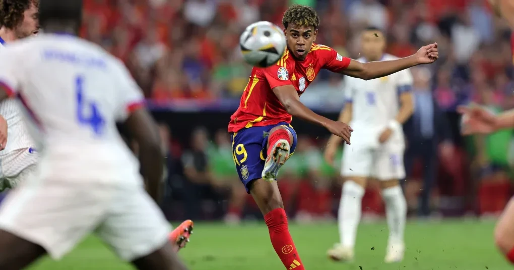 Lamine Yamal comemorando gol com a camisa da seleção espanhola