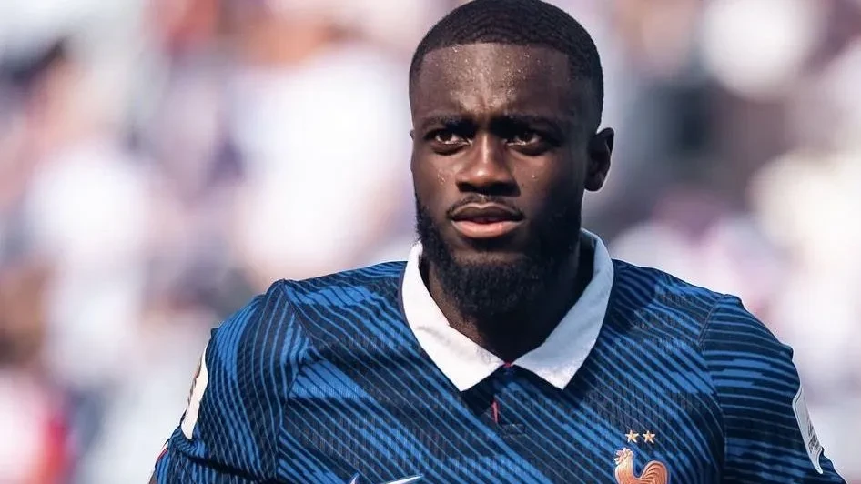 Dayot Upamecano em entrevista coletiva, falando ao microfone