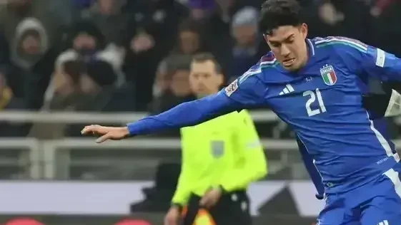 Alessandro Bastoni em campo com a camisa do Inter de Milão