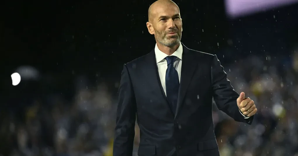 Zinedine Zidane durante entrevista com expressão séria