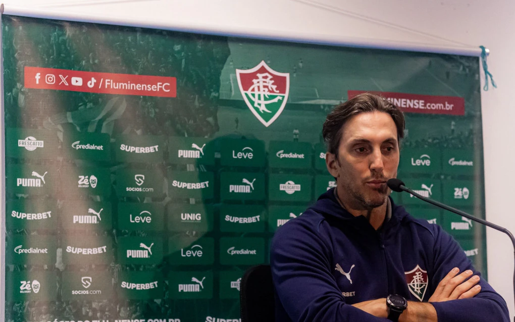 Luis Zubeldía em entrevista à beira do campo, gesticulando enquanto fala