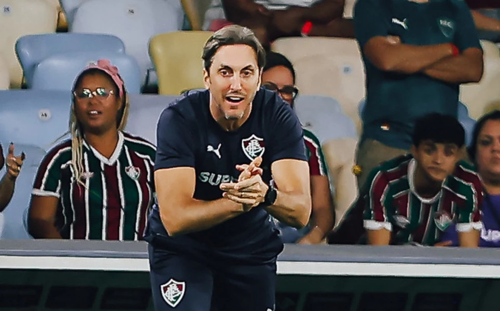 Luis Zubeldía no banco durante partida do Fluminense, expressão concentrada
