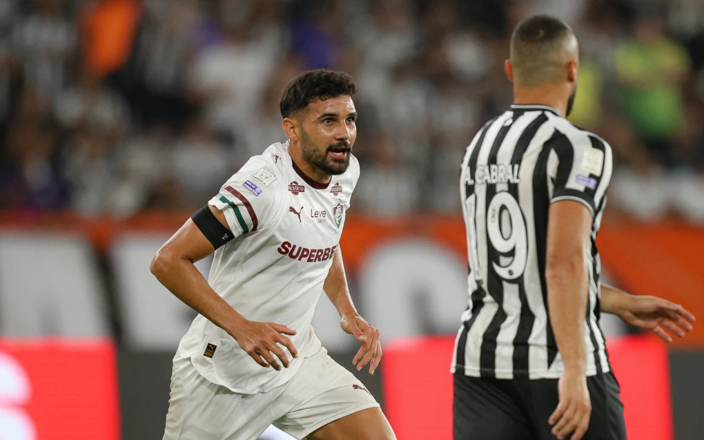 Ignácio comemorando gol com a camisa do Fluminense no campo