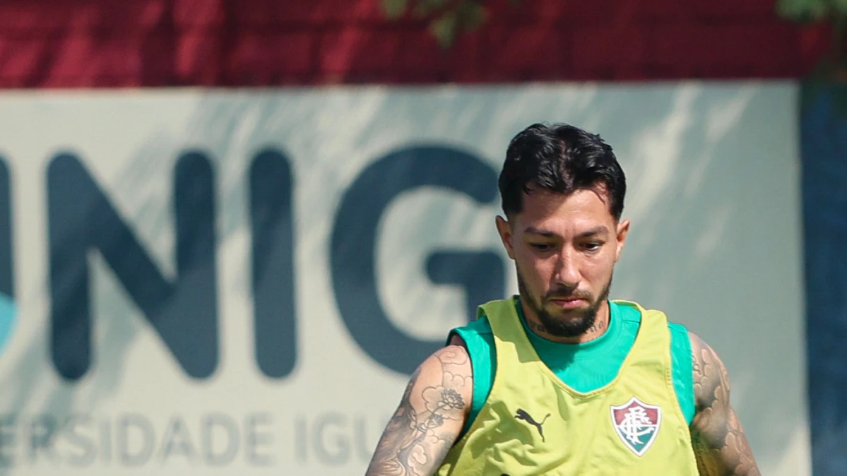 Lucho Acosta em ação pelo Fluminense durante treino