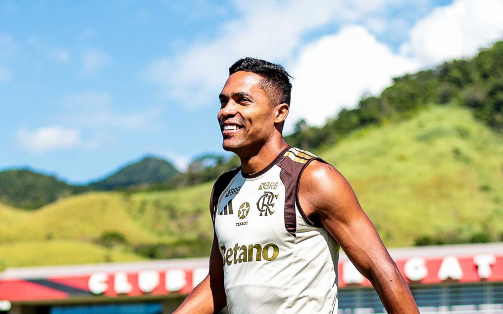 Alex Sandro em treino vestindo o uniforme do Flamengo